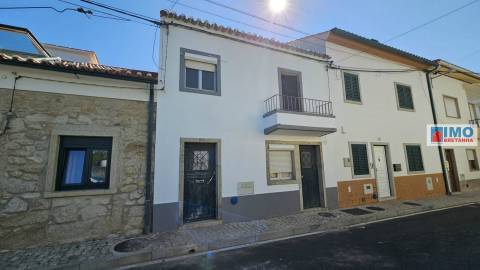 Moradia T4 com possibilidade de fazer 2 T2 Alcains