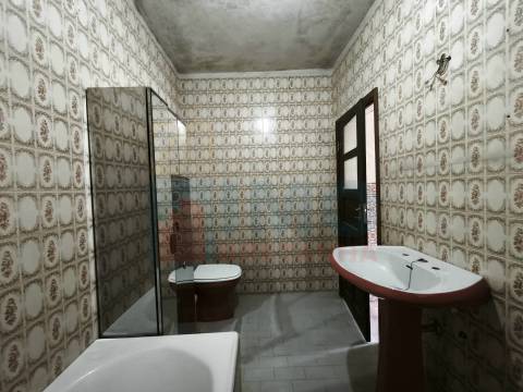 Moradia p/ Reabilitar - Avelãs de Cima