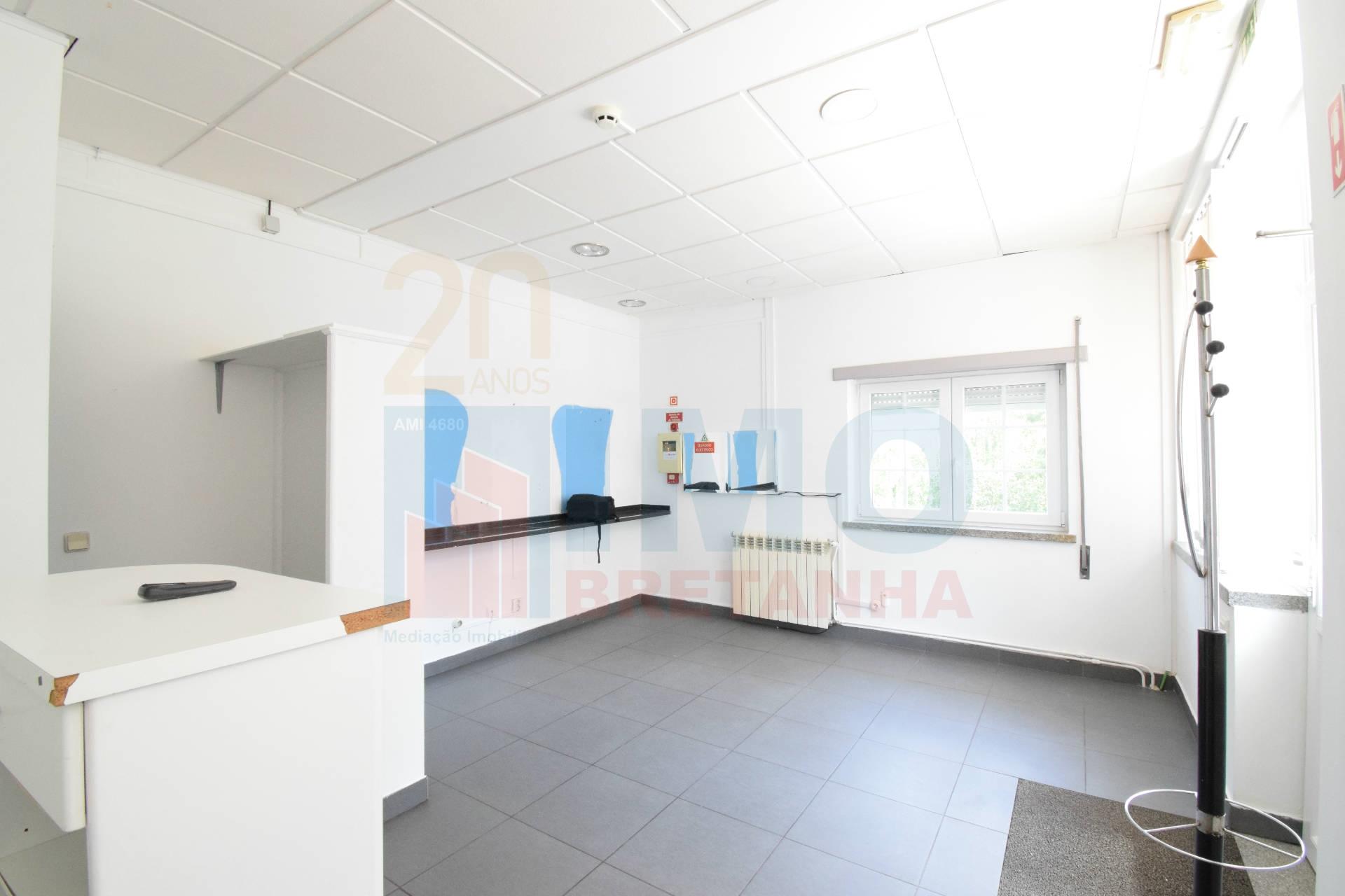 Espaço Comercial de 3 Pisos com Potencial para Habitação - Jardim do Lago