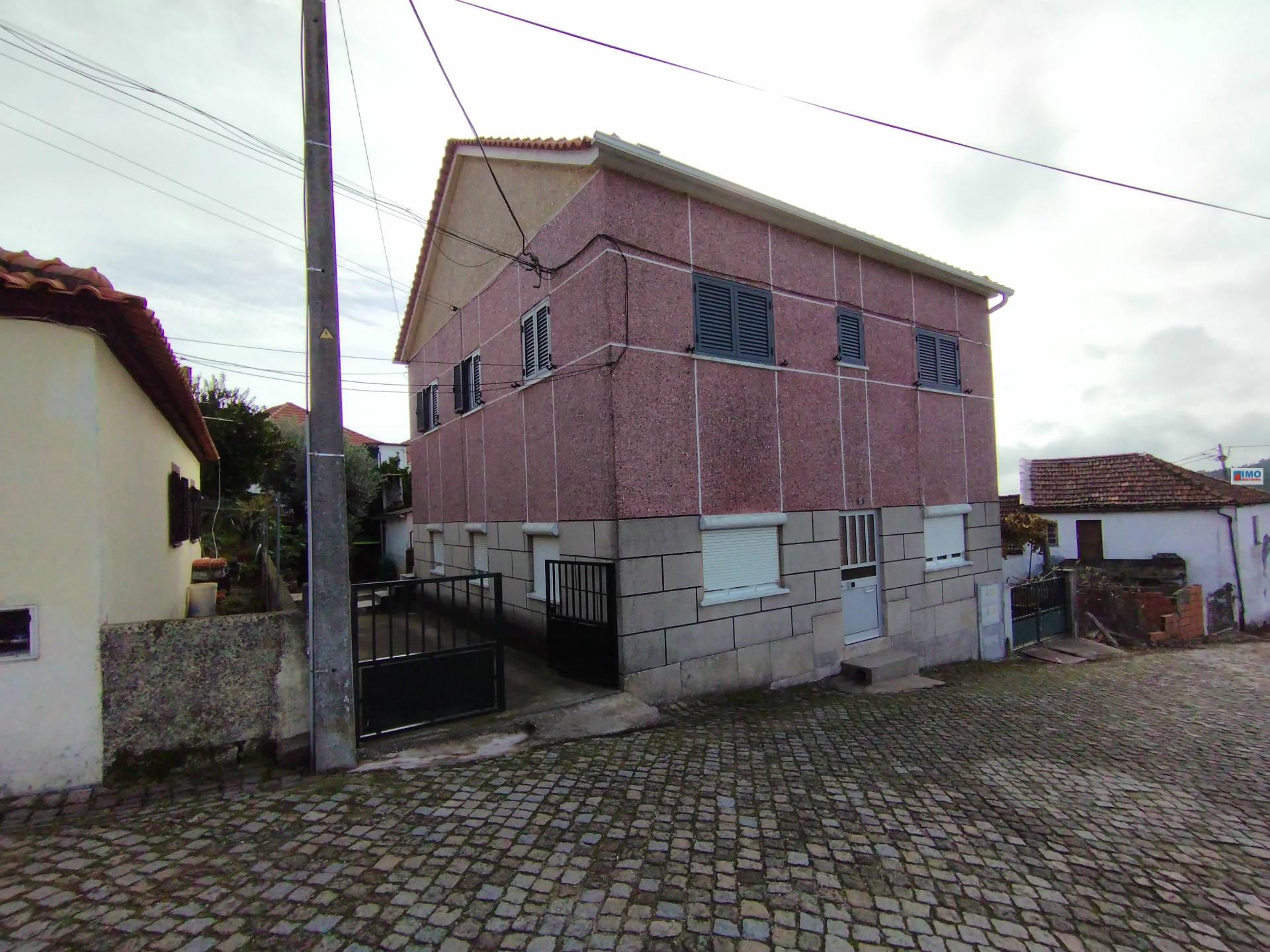Edifício c/ Dois Apartamentos - T2 + T3 - Tortosendo