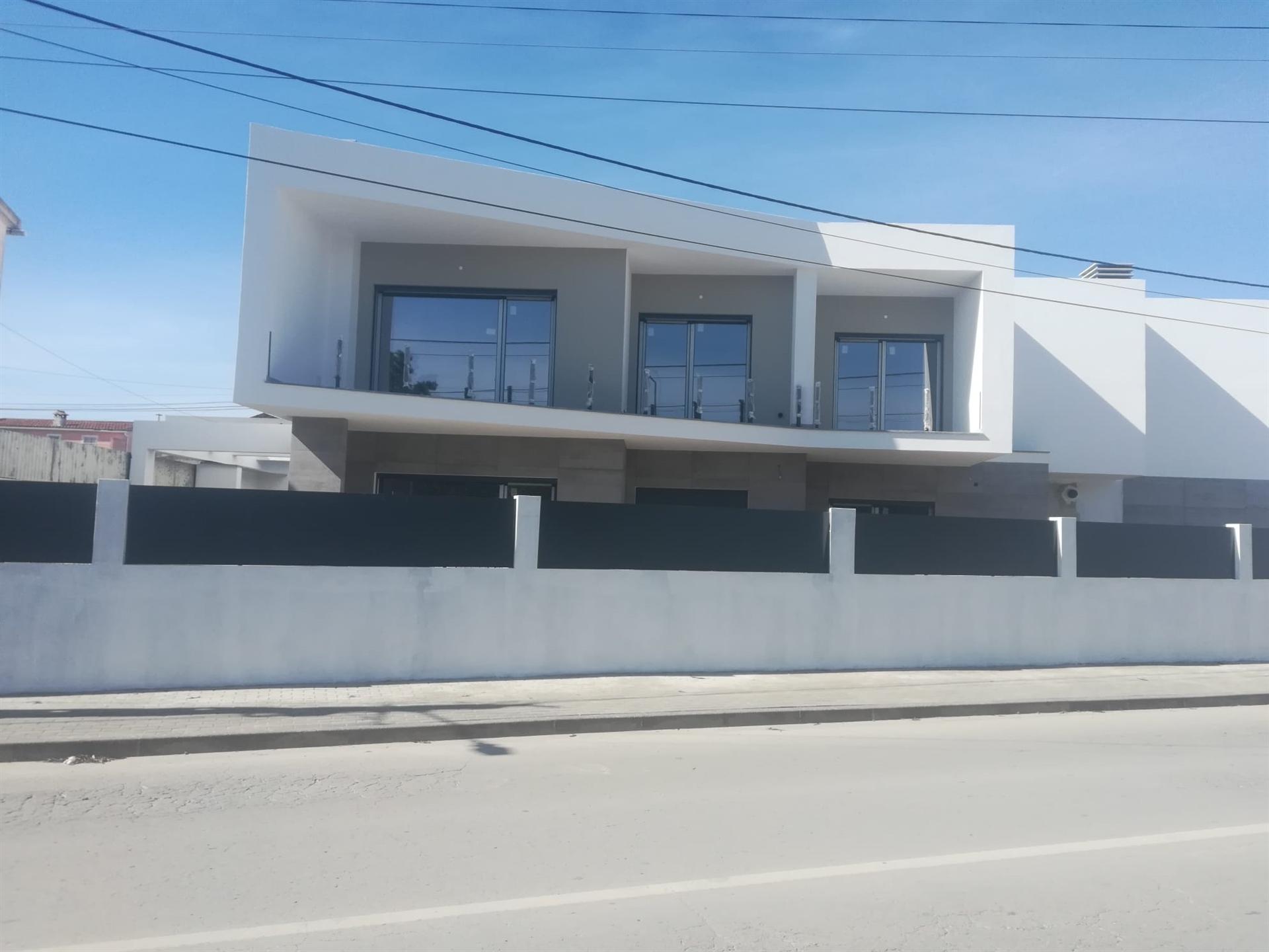 Moradia V4 c/ Piscina - NOVA - Redondos - Fernão Ferro