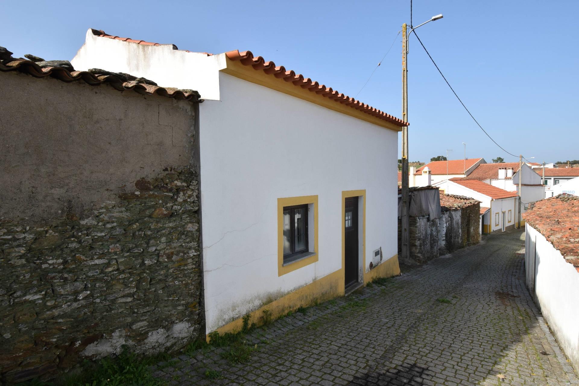 Moradia p/ Recuperar - Vila Ruivas