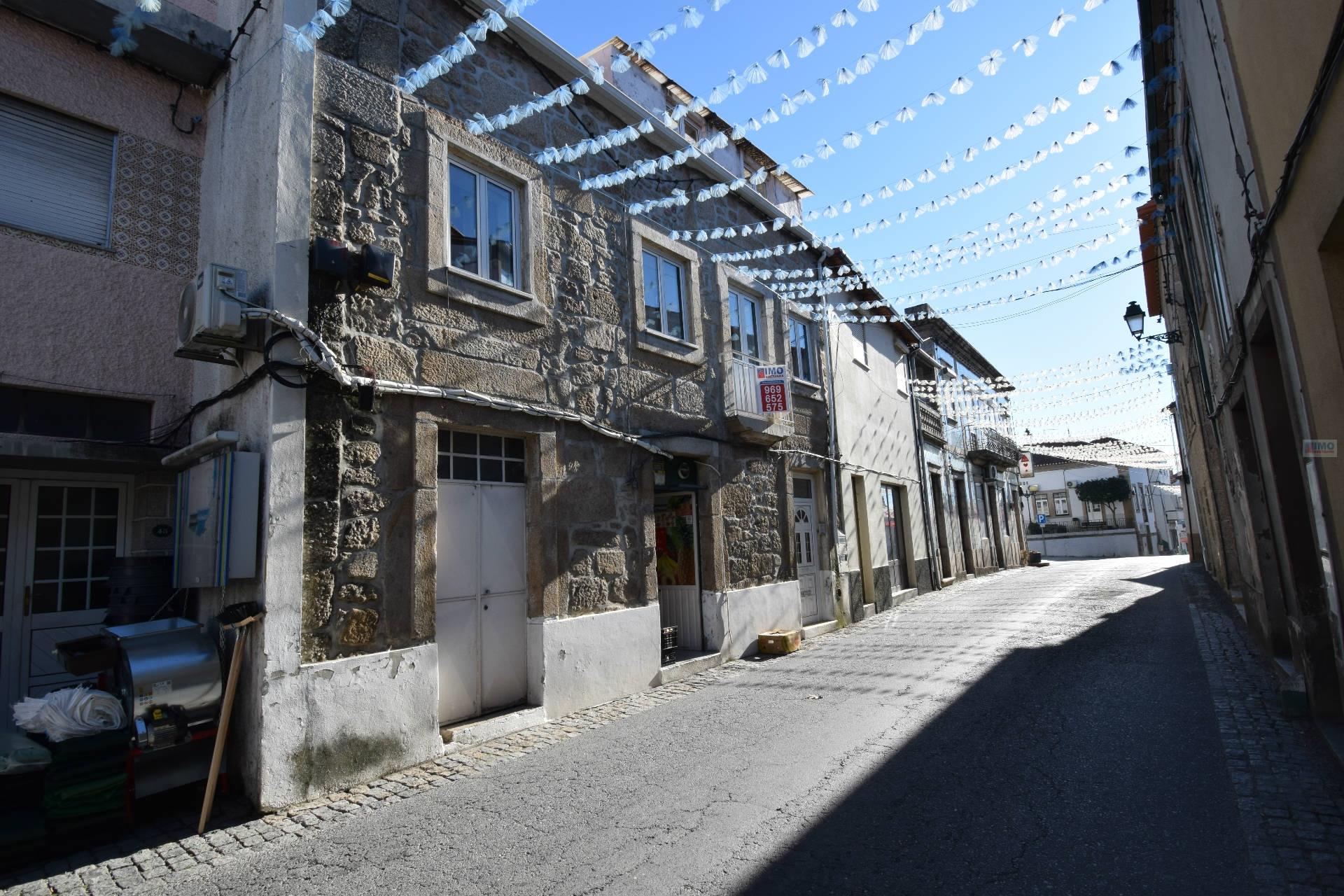 Moradia V2 c/ Comércio - Vila de Caria