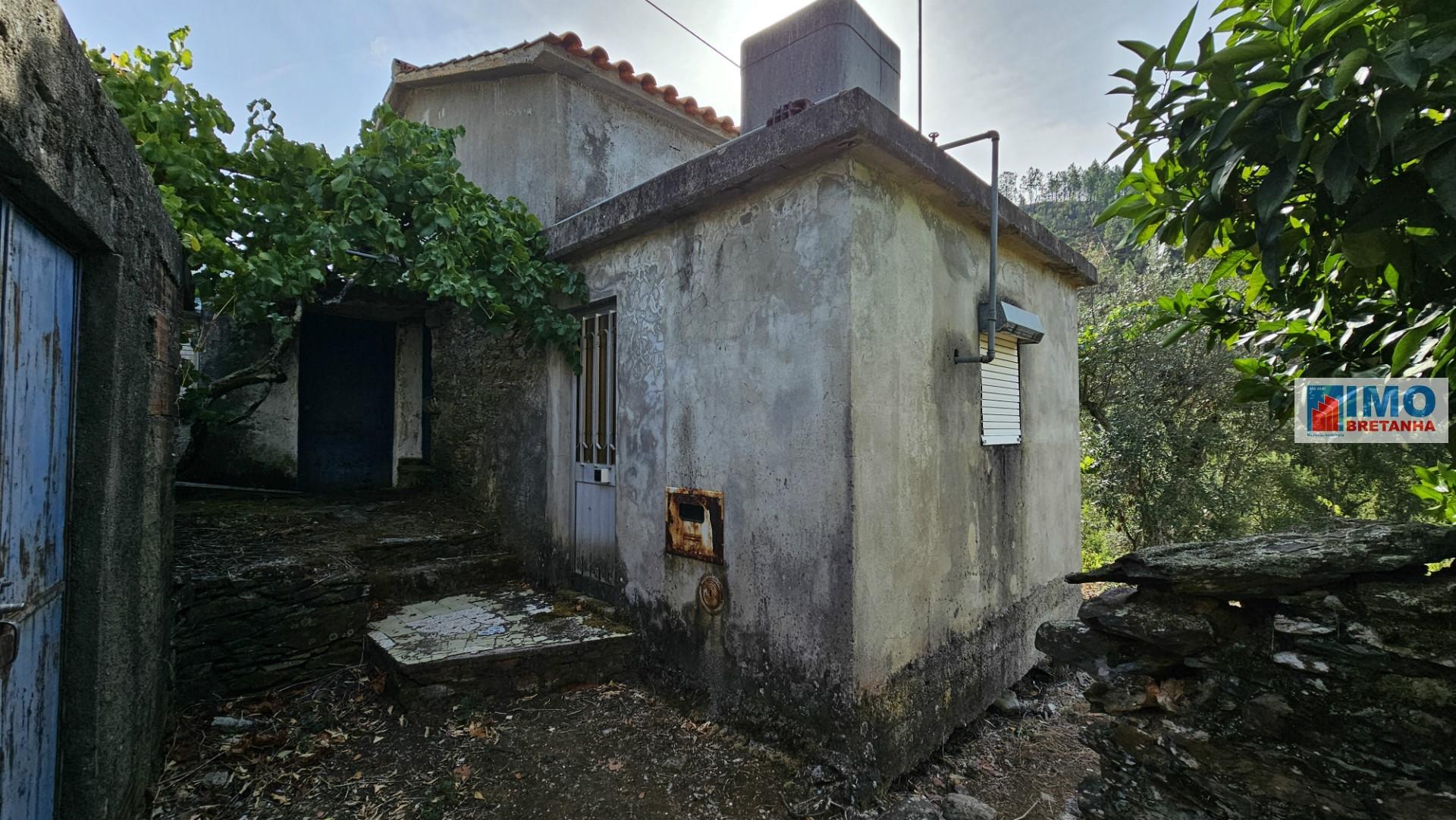Moradia V2 com bastante terreno para renovar em Vilar Barroco, Malhadancha