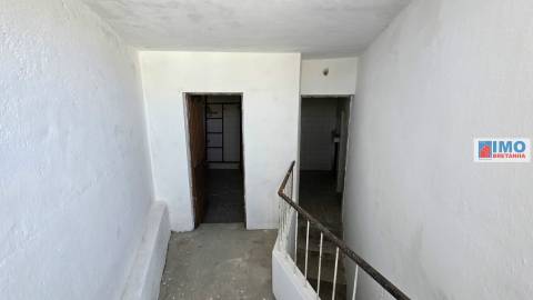 Moradia V2 p/ Renovar - Escalos de Cima