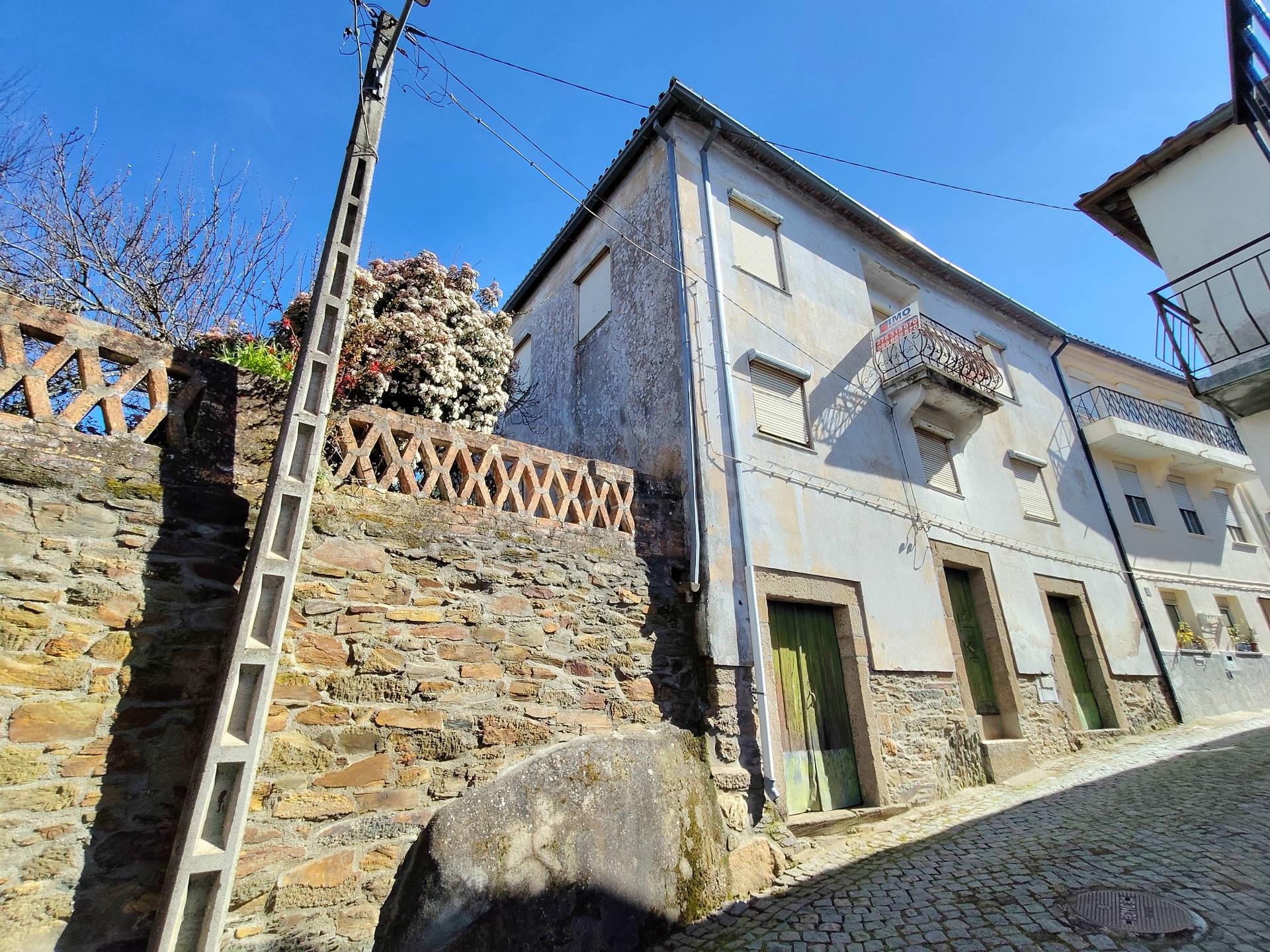 Moradia V7 de 3 pisos c/ Quintal – Peso - a 15 min. da Covilhã