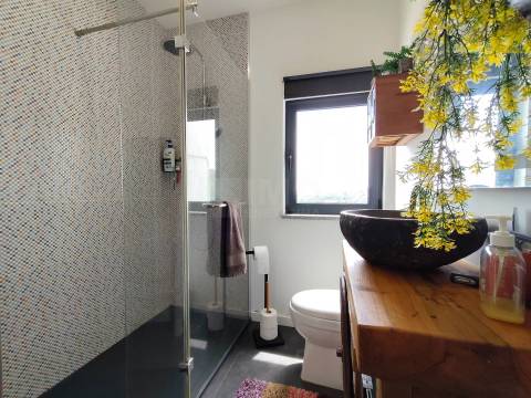 Moradia T1 Duplex Renovada c/ Quintal / Jardim / Piscina