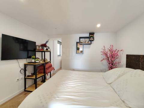 Moradia T1 Duplex Renovada c/ Quintal / Jardim / Piscina