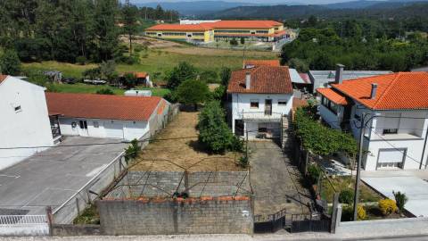 Duas Moradias em Terreno Urbano de 1.000 m² - centro da Lousã