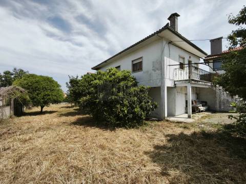 Duas Moradias em Terreno Urbano de 1.000 m² - centro da Lousã