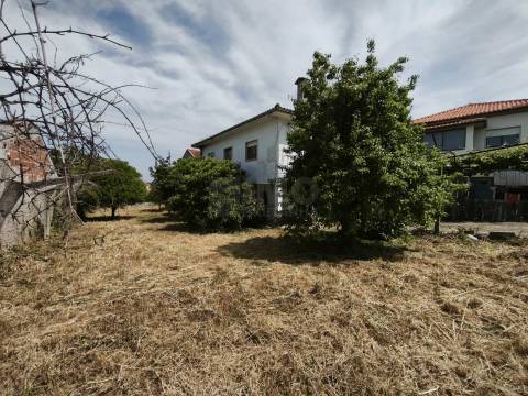 Duas Moradias em Terreno Urbano de 1.000 m² - centro da Lousã