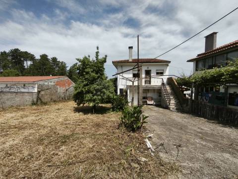 Duas Moradias em Terreno Urbano de 1.000 m² - centro da Lousã