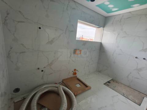 Moradia V3 Duplex c/ Jardim e Piscina  – Qtª das Laranjeiras - Fernão Ferro