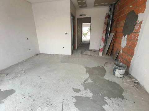 Moradia V3 Duplex c/ Jardim e Piscina  – Qtª das Laranjeiras - Fernão Ferro