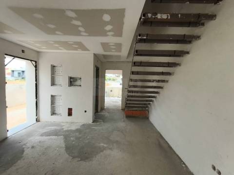 Moradia V3 Duplex c/ Jardim e Piscina  – Qtª das Laranjeiras - Fernão Ferro