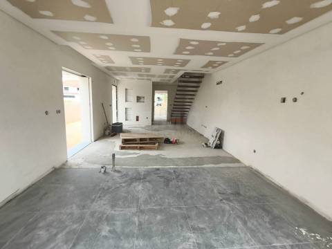 Moradia V3 Duplex c/ Jardim e Piscina  – Qtª das Laranjeiras - Fernão Ferro