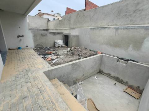 Moradia V3 Duplex c/ Jardim e Piscina  – Qtª das Laranjeiras - Fernão Ferro