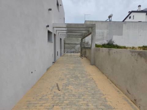 Moradia V3 Duplex c/ Jardim e Piscina  – Qtª das Laranjeiras - Fernão Ferro