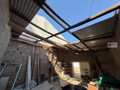 Oportunidade Única na Póvoa de Rio Moinhos: O Espaço que se Adapta aos Seus Sonhos 🏡