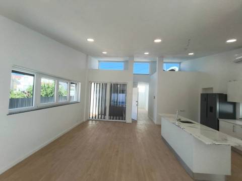 Moradia V3 c/ Piscina - Sobreda - Almada