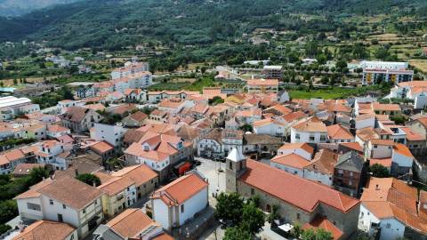 Moradia V3 - p/ Renovar - Centro do Teixoso