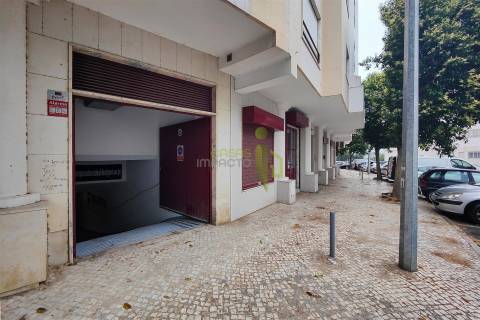 Vende-se Garagem em Rio de Mouro com 200m2
