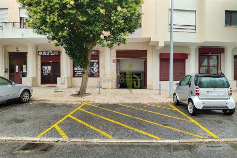 Vende-se Garagem em Rio de Mouro com 200m2