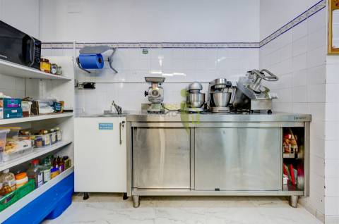 Trespasse de Empresa Alimentar Rentável em Funcionamento – Totalmente Equipada