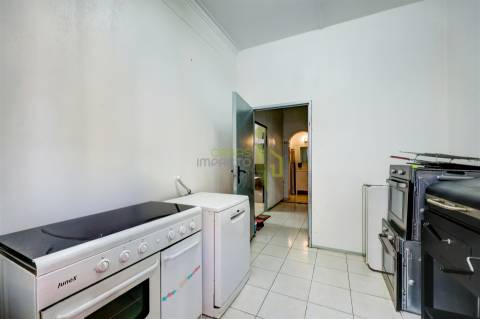 Trespasse de Empresa Alimentar Rentável em Funcionamento – Totalmente Equipada