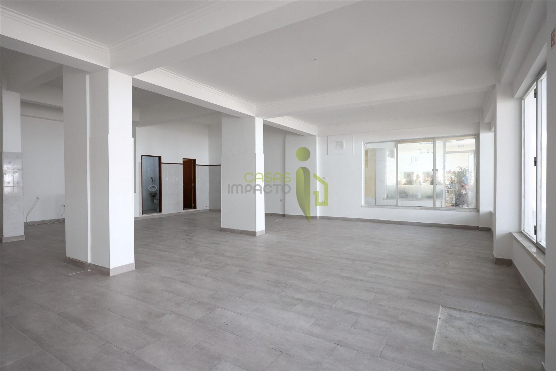 Loja para Venda em Carnaxide | 145 m² de Potencial para o Seu Negócio