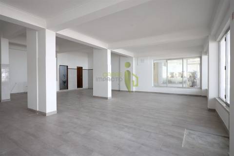 Loja para Venda em Carnaxide | 145 m² de Potencial para o Seu Negócio