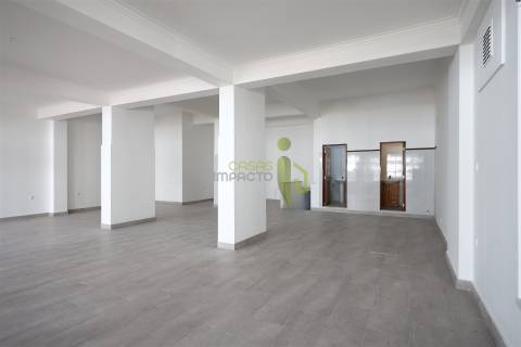 Loja para Venda em Carnaxide | 145 m² de Potencial para o Seu Negócio