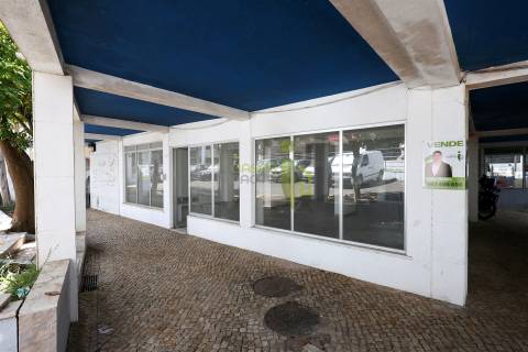 Loja para Venda em Carnaxide | 145 m² de Potencial para o Seu Negócio