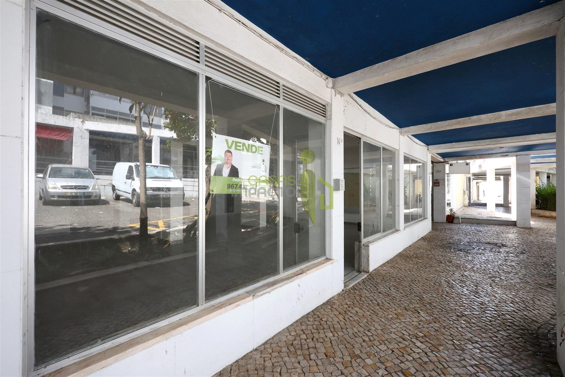 Loja para Venda em Carnaxide | 145 m² de Potencial para o Seu Negócio