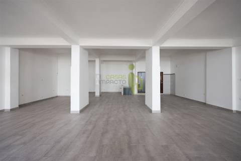 Loja para Venda em Carnaxide | 145 m² de Potencial para o Seu Negócio