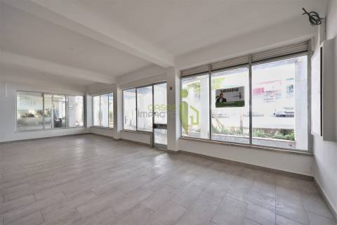 Loja para Venda em Carnaxide | 145 m² de Potencial para o Seu Negócio