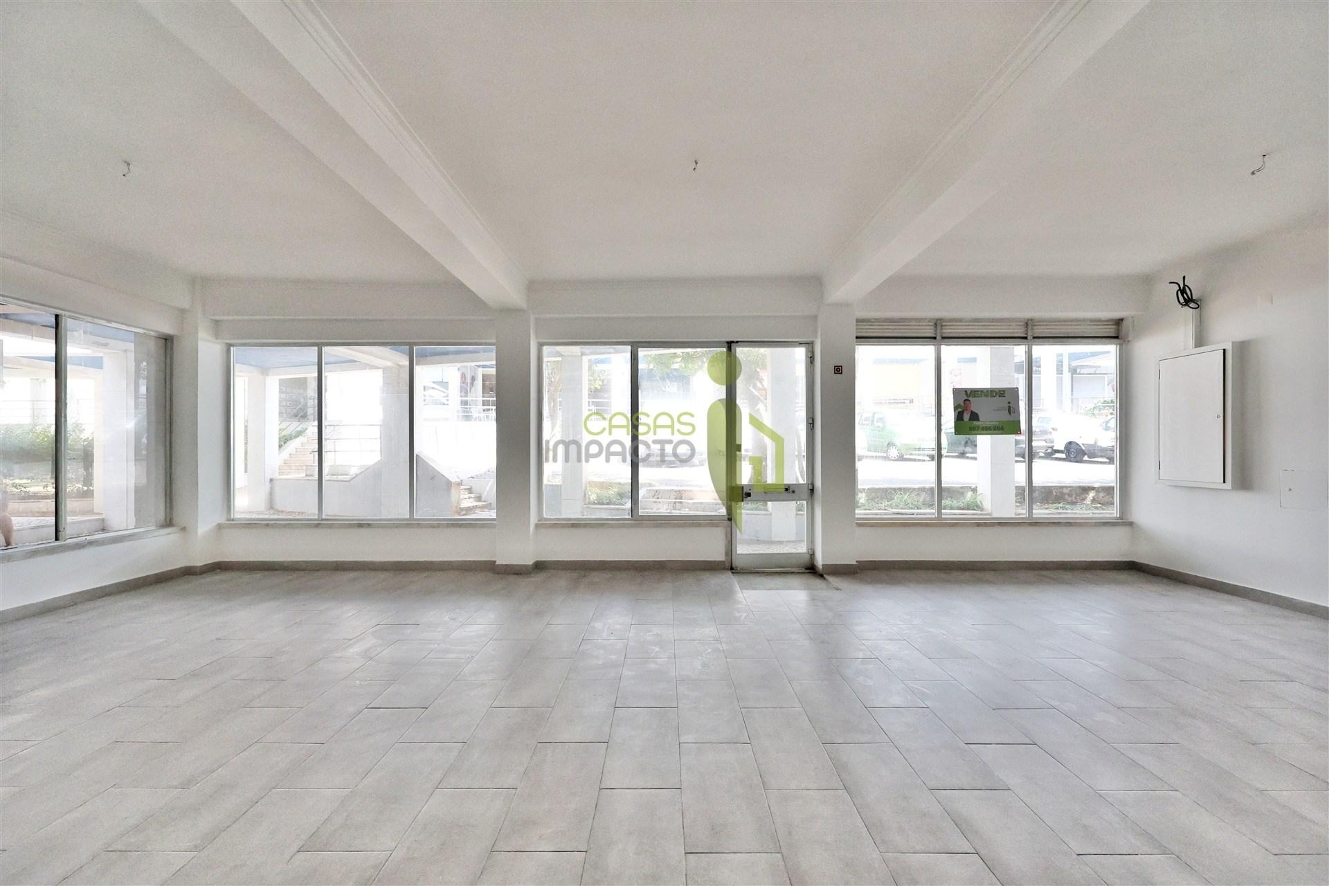 Loja para Venda em Carnaxide | 145 m² de Potencial para o Seu Negócio