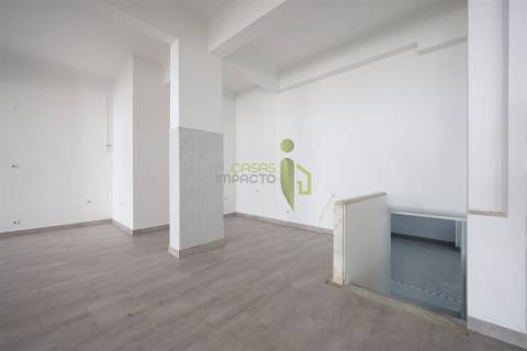Loja para Venda em Carnaxide | 145 m² de Potencial para o Seu Negócio