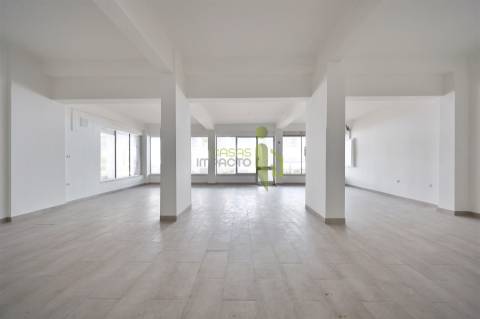 Loja para Venda em Carnaxide | 145 m² de Potencial para o Seu Negócio