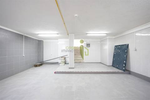 Loja para Venda em Carnaxide | 145 m² de Potencial para o Seu Negócio