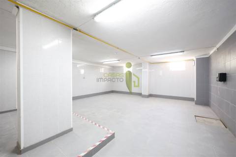 Loja para Venda em Carnaxide | 145 m² de Potencial para o Seu Negócio