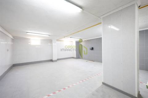 Loja para Venda em Carnaxide | 145 m² de Potencial para o Seu Negócio