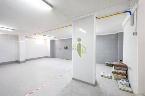 Loja para Venda em Carnaxide | 145 m² de Potencial para o Seu Negócio