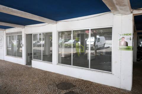 Loja para Venda em Carnaxide | 145 m² de Potencial para o Seu Negócio