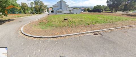Terreno de gaveto para moradia 3 frentes em Avintes.