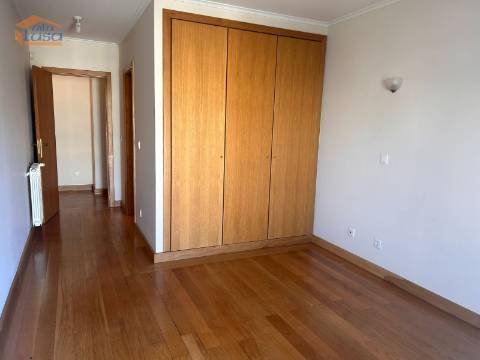 Apartamento T2 Suite Edifício Alamo ao Hospital São João lugar de garagem e arrumos