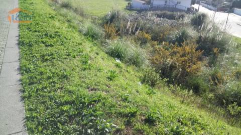 Terreno de gaveto para construção de moradia em Rio Tinto