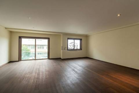 Moradia Nova T4 Centro de Vila Nova de Gaia garagem para 3 carros 