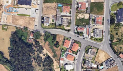 Terreno Urbano Perosinho com 400 m² para Construção de Moradia de 3 Frentes..