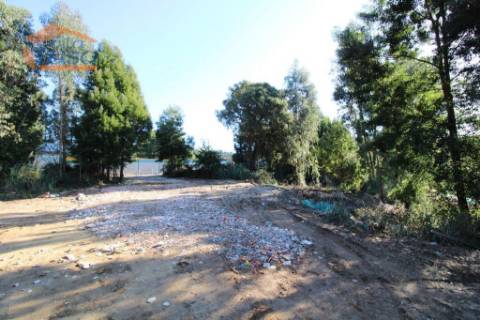 Terreno com 2.319,70 m2 no centro dos Carvalhos para a construção de moradia de 4 Frentes